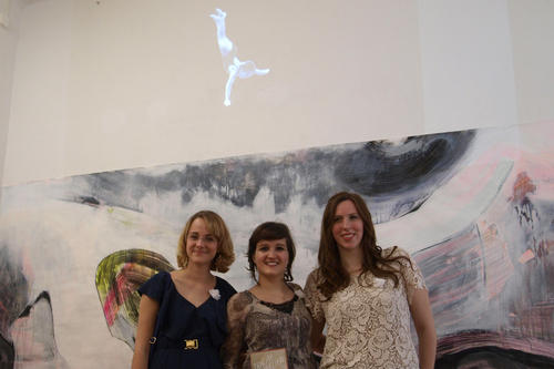 Gönke-Britt Hansen, Rebecca Freiwald und Franziska Ratajczak (v.l.n.r.) sind drei der jungen Kuratorinnen, die ein Jahr lang auf den Augenblick der Ausstellungseröffnung hingearbeitet haben.