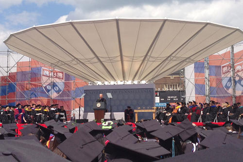 Stephan Rihs' "Graduation" - die Abschlusszeremonie mit Diplomverleihung, bei der Vizepräsident Joe Biden die Festrede hielt.