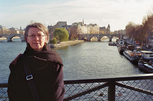 Elisabeth Edl freut sich auf die Arbeit  mit den Studierenden der Freien Universität. Das Foto zeigt die Übersetzerin in Paris.