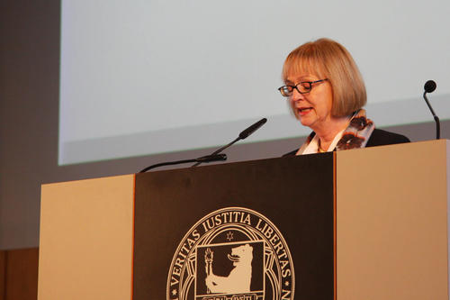 Die Berliner Kammergerichtspräsidentin Monika Nöhre stimmte die Jura-Absolventen des Jahres 2013 auf den Arbeitsalltag am Gericht ein.