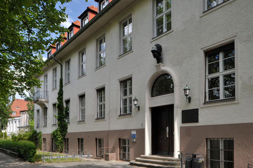 Ein Teil des Otto-Suhr-Instituts der Freien Universität ist im Gebäude des ehemaligen Kaiser-Wilhelm-Instituts für Anthropologie in der Ihnestrasse 22 untergebracht.