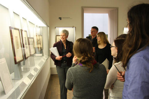 Die Dozentin Dr. Elke Werner und Dr. Michael Roth, Kurator des Kupferstichkabinetts, diskutieren mit Studierenden der Kunstgeschichte über Dürers Meisterstiche