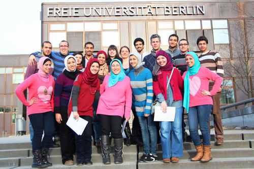 In 14 Tagen durch die Geschichte der deutschen Studentenbewegung: Die Workshopteilnehmer der Universität Alexandria vor der Freien Universität Berlin.