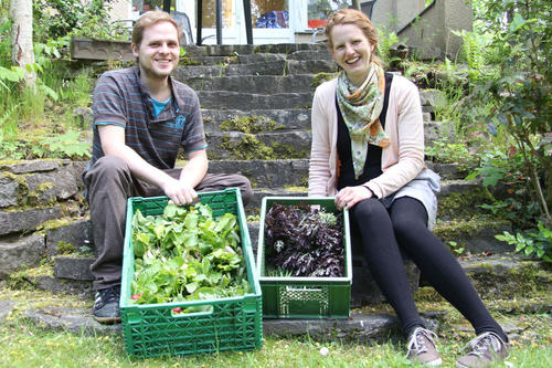 Gesund, lecker und nachhaltig: Sebastian Haupt und Verena Günther vom Projektkurs „Vom Wissen zum Handeln“ mit ihren Gemüsekisten.