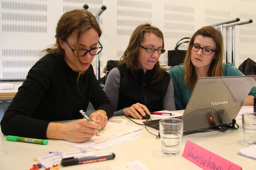 Carla Pritsch, Jana Sachsenröder, Kathrin Griß (v.l.n.r.) arbeiten beim Planspiel an ihrer Unternehmensstrategie.