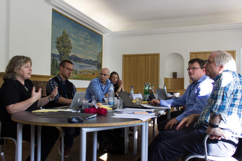 Professors Amalya Oliver (front left) and Jörg Sydow (front right) discuss their research results with junior scholars.