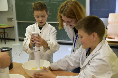 Selbst püriert: Die Schüler haben bei den Forscherferien Sojamilch hergestellt.