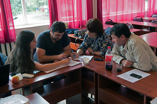 Studierende fertigen während einer Summer School in Batumi (Georgien) gemeinsam eine Akteuranalyse eines Konfliktes an.