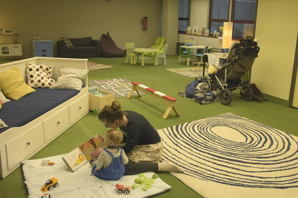 Spielen, ausruhen, füttern, wickeln, Hausaufgaben machen: Im Eltern-Kind-Zimmer ist Raum für alles.