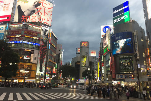 Die große Kreuzung in Tokios Bezirk Shibuya können Fußgänger in alle Richtungen gleichzeitig überqueren.