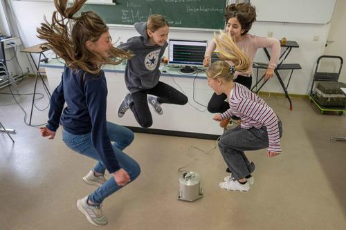 Beim letztjährigen Girls'Day konnten Schülerinnen am Fachbereich Geowissenschaften durch Sprünge Erschütterungen simulieren, die bei Erdbeben entstehen.