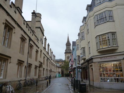 Im Zentrum der Stadt: Turl Street im typisch englischen Regenwetter, mit dem Eingang zu Lincoln College auf der linken Seite und dem Turm der beeindruckenden College Library in der Mitte.