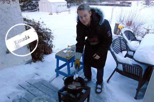 Grillen bei Temperaturen von -15°C: Heiligabend hat Robert Brundage für seine kanadischen Großeltern „Ente a l'orange“ gekocht. Die Entenbrüste hat er draußen scharf angebraten.