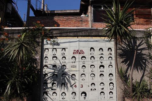 Straßenkunst an Haustor in Santo Domingo, Mexiko Stadt: „Es war der Staat.“