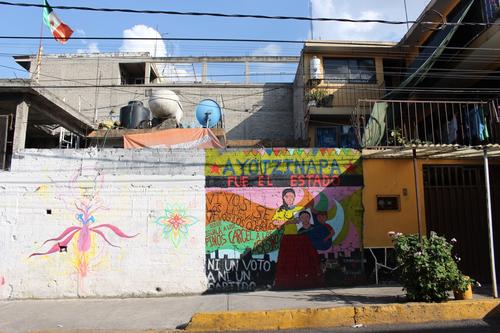 Straßenkunst in Santo Domingo, Mexiko Stadt: „Ayotzinapa. Es war der Staat. Lebend nahmen sie sie uns, lebend wollen wir sie zurück.“