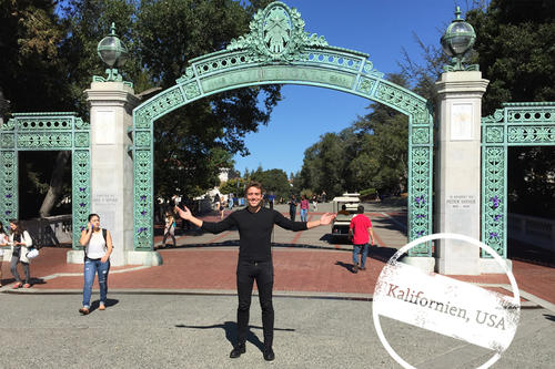 Offen für neue Eindrücke: Louis Potthoff, hier vor dem Sather Gate, dem Haupteingang der University of California in Berkeley, lernt das amerikanische College-Leben immer besser kennen. Diesmal hat er sich bei verschiedenen Fraternities umgesehen.