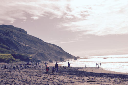 Der Muir Beach, nördlich der Bay von San Francisco. Selbst im Januar gehen hier schon einige hartgesottene kalifornische Surfer ins Meer.