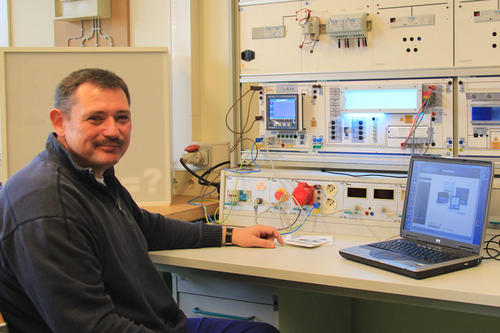 Wärme, Licht und Wasser: Frank Netzer in einer der Werkstätten in Lankwitz, in der die Grundausbildung zum Elektrotechniker stattfindet.