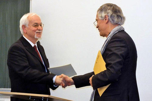 Altphilologe Andreas Fritsch (links) erhielt das Bundesverdienstkreuz aus den Händen des Berliner Staatssekretärs für Wissenschaft, Knut Nevermann.