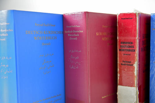 Seit Mitte der 1980er Jahre arbeitet Omar an Wörterbüchern der drei kurdischen Hauptdialekte.