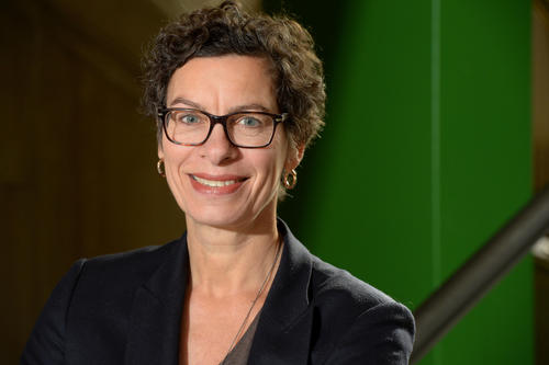 Jeanette Hofmann ist Professorin für Internetpolitik und Netzpionierin. Seit fast zwei Jahrzehnten forscht die Politikwissenschaftlerin zu Regeln im Netz.