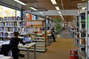 Die Wirtschaftswissenschaftliche Bibliothek in der Garystraße 21 ist mit ca. 600.000 Bänden die größte wirtschaftswissenschaftliche Bibliothek Berlins