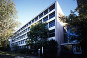 The Institute of Pharmacy has two locations. The disciplines of pharmaceutical chemistry, pharmacology, and pharmaceutical biology are in the building on Königin-Luise-Straße 2-4.