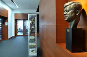 The library of the John F. Kennedy Institute is the largest library in Europe specialized in North American media.