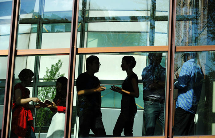 Students_through_window