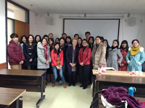The former Federal Minister of Justice Prof. Dr. Herta Däubler-Gmelin (Freie Universität) with students during a stay at the ZDS Peking in 2013.