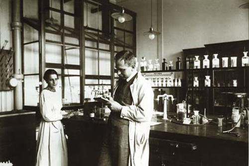 Lise Meitner und Otto Hahn in ihrem Labor im Kaiser-Wilhelm-Institut für Chemie, 1913.