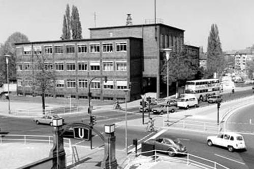 Der Breitenbachplatz mit dem ehemaligen Reichsknappschaftsgebäude, heute Sitz der Technischen Abteilung der Freien Universität und des Lateinamerika-Instituts, Mai 1978.