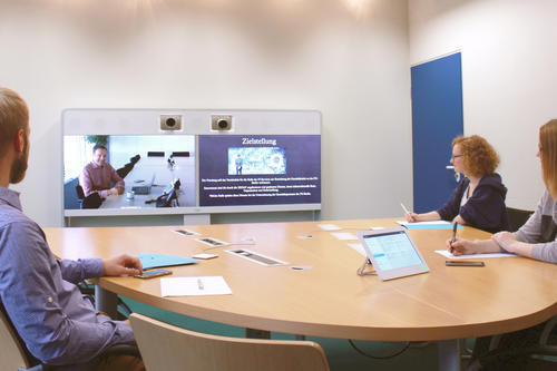Erleichtert die Kommunikation mit Kollegen und Partnern in aller Welt: der Videokonferenzraum Mistral der Zedat in der Silberlaube