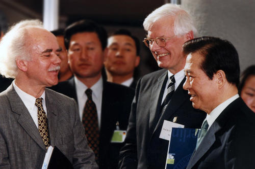 Staatspräsident der Republik Korea, Dr. Kim Dae-jung (rechts) im Gespräch mit dem Präsidenten der Freien Universität Prof. Dr. Peter Gaehtgens und Prof. Dr. Ralf Ryltewski (v.r.n-l.)