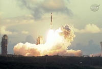Erfolgreicher Start der Raumsonde Dawn vom Start-Komplex im NASA Gelände von Cape Caneveral (Florida, USA), Quelle: NASA TV