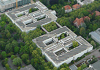 5000qm bedeckt die Solaranlage auf dem Gebäudedach des Fachbereichs Physik; im Bild zu erkennen als quer gestreiftes Muster.