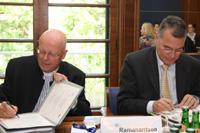 Feierliche Vertragsunterzeichnung: Prof. Bernard Ramananrsoa von der HEC (rechts) und Prof. Dieter Lenzen (links im Bild)