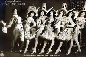 Die Revue „Die Nacht von Berlin" wurde 1911 im Metropol-Theater aufgeführt. Heute beherbergt der Bau in der Behrenstraße die Komische Oper.