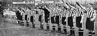 Die Spieler von Hertha BSC und von Brentford grüßen im Mai 1937 gemeinsam das Publikum mit dem Hitlergruß. Im Vordergrund die englischen Spieler, links die Herthaner