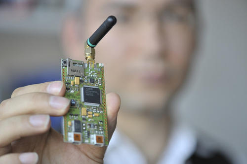 Winzig sind die kleinen Rechner, die Mesut Güneş entwickelt. Sie haben kleine Antennen und ähneln in Form und Größe einer Platine - und sie werden die elektronische Kommunikation zwischen Mensch, Umwelt und Maschine verändern.