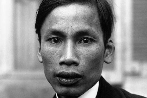 Als er in den Westen aufbricht, nennt er sich noch Nguyên Tât Thành („Nguyên muss sein Ziel erreichen“). Berühmt wird er unter einem anderen Namen: Hô Chí Minh.