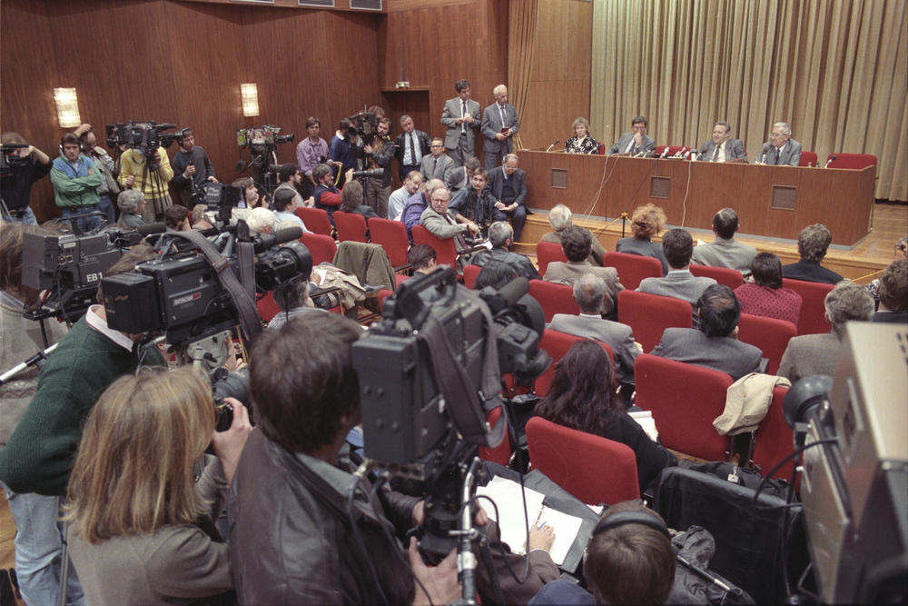 Günter Schabowski, Mitglied des Politbüros und Sekretär des Zentralkomitees der SED, informierte am 9. November 1989 Pressevertreter aus dem In- und Ausland über die neue Reisefreiheit – und bestätigte damit ein Gerücht, das sich schon im Laufe des T