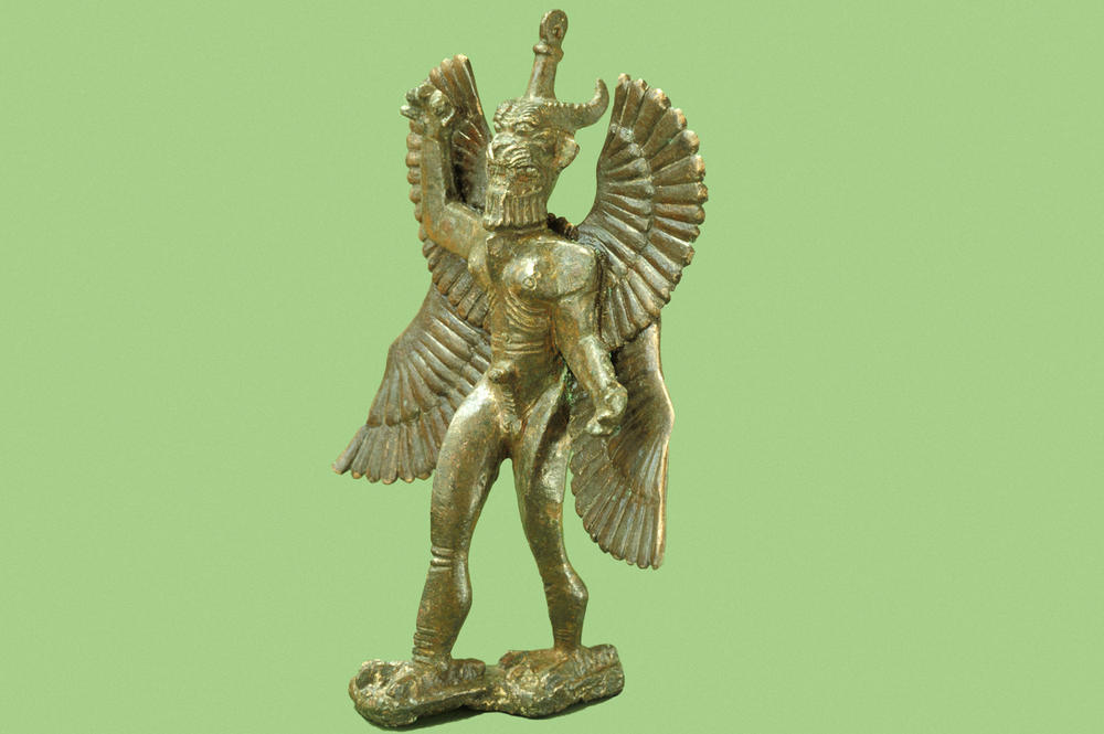 Der babylonische Dämon Pazuzu als Bronze-Statuette aus dem 7. Jh. v. Chr. Die im Rauminneren an der Wand aufgehängte Figur (oder der als Amulett um den Hals getragene Kopf der Figur) sollte Krankheiten abwehren.