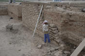 Abb. 10: Sanierte Lehmziegelmauer mit neu aufgemauerter Außenfront und ausgeglichener Maueroberkante.