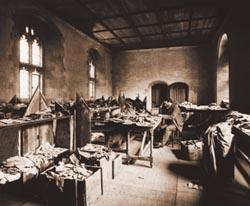 Salomon Schlechter in der Cambridge University beim Studium der dort befindlichen Sammlungen von Handschriften und Handschriftfragmenten aus der Kairoer Geniza der Ibn-Esra Synagoge in Alt-Kairo (1898).