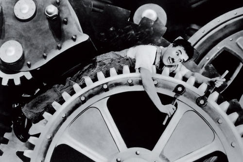 Charles Chaplin zeigte 1936 mit seinem Film Modern Times, wie sich der Mensch mit seinen Emotionen in einer von Automation geprägten Welt zurechtfindet – und steuerte seine eigene Musik bei.
