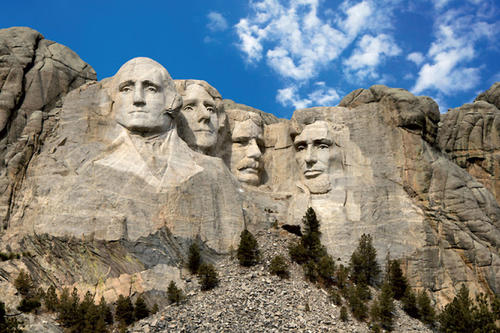 Thomas Jefferson, Zweiter von links am Mount Rushmore, formulierte den Dreiklang „life, liberty and the pursuit of happiness“ nicht als Erster.