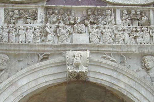 Relief des Konstantinsbogens in Rom, Geldgeschenk (congiarium), Anfang viertes Jahrhundert nach Christus.
