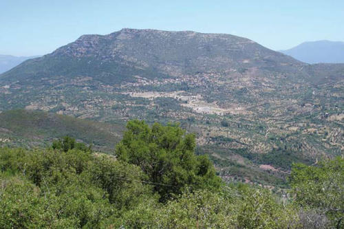 Der Berg Ithome mit dem Stadtgebiet Messenes von Südwesten gesehen.