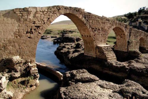 Babylon – eine der wichtigsten Städte des Altertums, lag etwa 90 Kilometer südlich von Bagdad im heutigen Irak. Hier die Ansicht einer alten Brücke im Land.